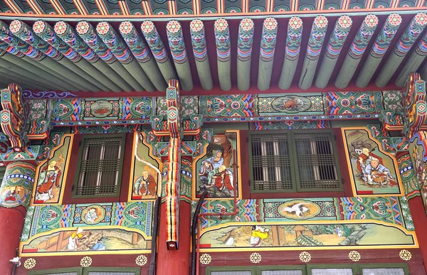 Jogyesa templom, buddhista kolostor. Művészet nemzeti festészet a falak az épület. — Stock Fotó