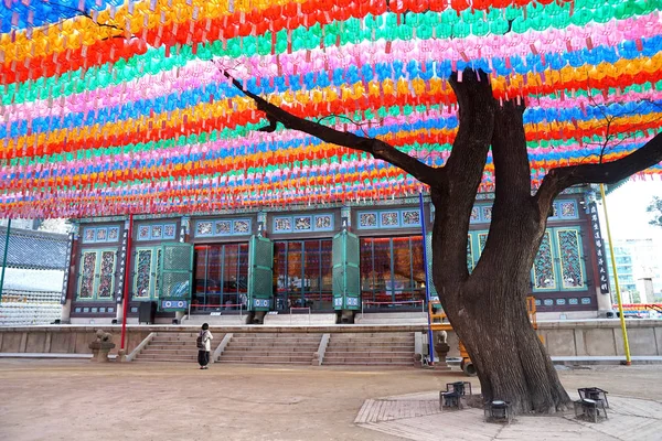 Jogyesa Tapınağı, bir Budist manastırı. Asırlık ağacı olan bir avlu.. — Stok fotoğraf