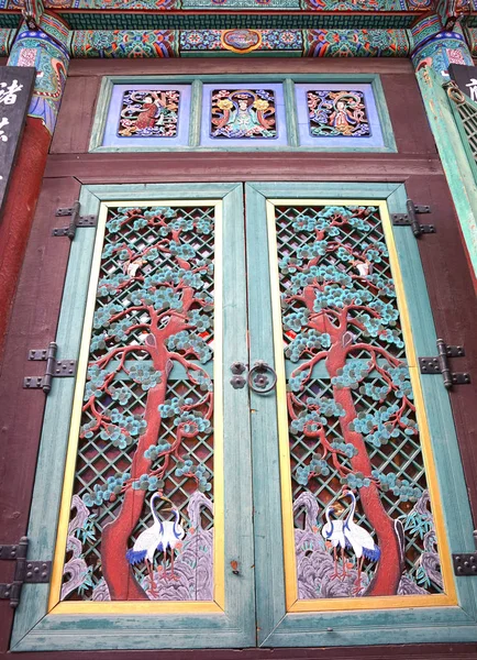 Tempio di Jogyesa, monastero buddista. Pittura nazionale d'arte delle pareti dell'edificio . — Foto Stock