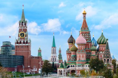 Kremlin, işçinin Kulesi ve Aziz Basil Katedrali görünümünü