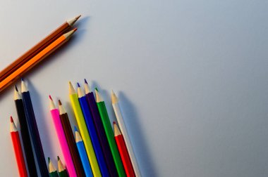 Renkli kalemler üzerinde temiz bir sayfayla. Çizim