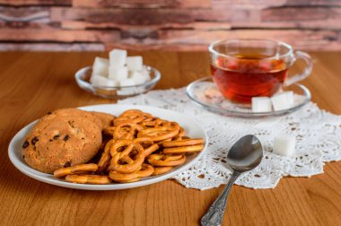 zengin çay bir cam bardak. tanımlama bilgileri ve dantel peçete üzerinde rafine şeker