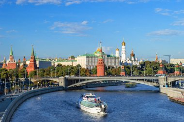 Kremlin ve Moskova Nehri ataerkil köprü görünümü
