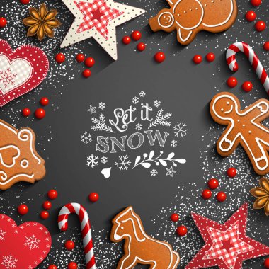 Noel süsler ve gingerbread çerezleri kara tahta üzerinde