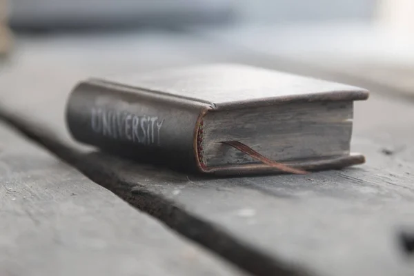 Universidade - a inscrição no livro — Fotografia de Stock