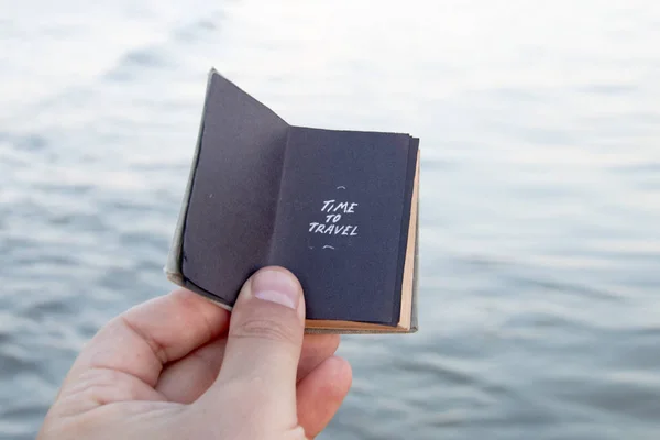 Hora Viajar Mão Segurando Livro Com Inscrição Ondas Fundo — Fotografia de Stock