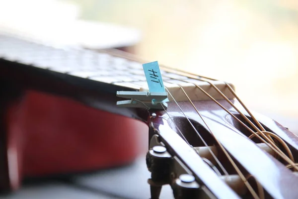 Hit music idea, il tag con l'iscrizione e la chitarra — Foto Stock