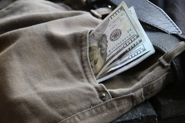 gelir veya iş fikri, bir kot pantolon cebinde para