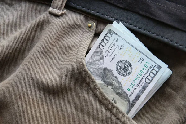 Dochód lub business idea, pieniądze w kieszeni jeansów — Zdjęcie stockowe