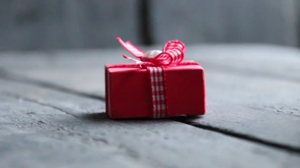 Идея подарка, коробка с лентой лежит на винтажном столе — стоковое видео