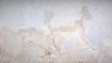 Bir köy ile eski bir evin duvarına kil