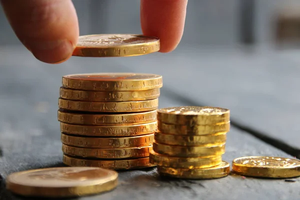 Gouden munten op de tafel, inkomen idee — Stockfoto