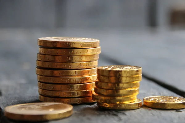 Золотые монеты, идея дохода, банковская и финансовая концепция — стоковое фото