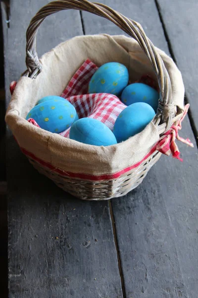 Velikonoční vejce v košíku. Tradiční zdobení, složení na vintage tabulka — Stock fotografie