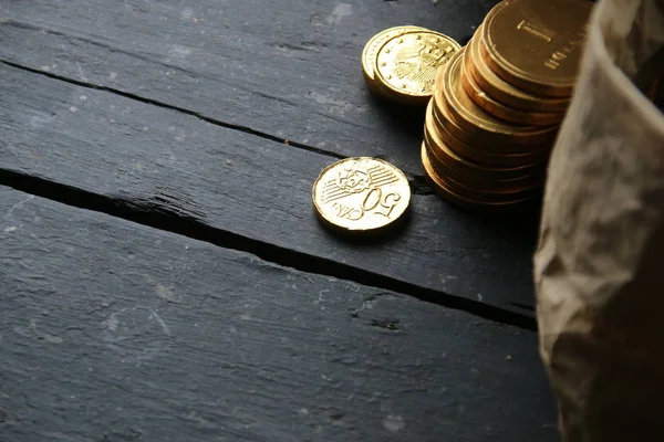 Investice nebo nápad, bankovnictví, zlaté mince, na vinobraní stůl, — Stock fotografie