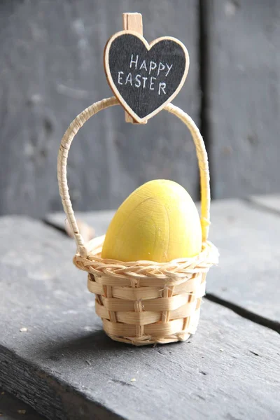 Frohe Ostern, Inschrift und ein Ei im Korb — Stockfoto