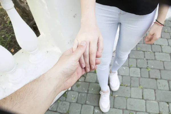 Relatie of vriendin idee, Guy houdt meisjes hand. — Stockfoto