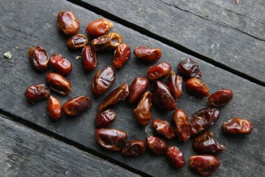 Birçok lezzetli tarihler güzel, vintage masada yalan