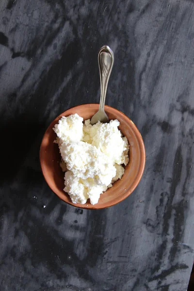 Bauernkäse, Quark oder Quark in Schüssel auf dem Tisch, — Stockfoto