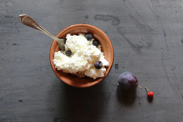 Bauernkäse, Quark oder Quark in Schüssel auf dem Tisch, — Stockfoto