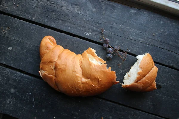 レーズンベーキングのアイデア。パンと乾燥ブドウがテーブルの上に横たわっている. — ストック写真
