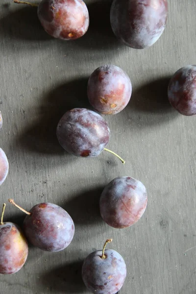 Rijpe pruimen liggen op de tafel, de landelijke markt — Stockfoto