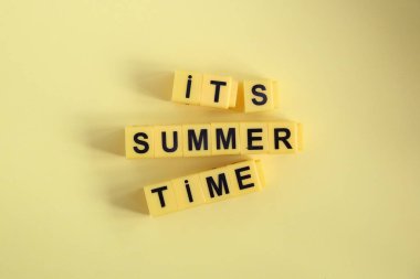 Yaz mevsimindeyiz, sarı küplerden bir yazı.