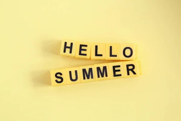 Творческая концепция Hello Summer. Надпись на желтых буквах . — стоковое фото