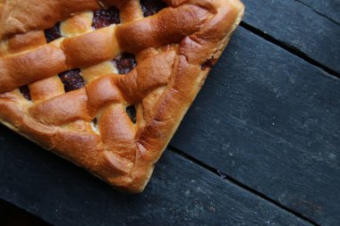 Şarap masasında erik turtası, yemek arkaplanı.