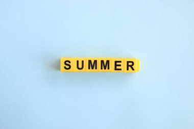 Yaz, mavi arka planda sarı harflerle yazılmış.