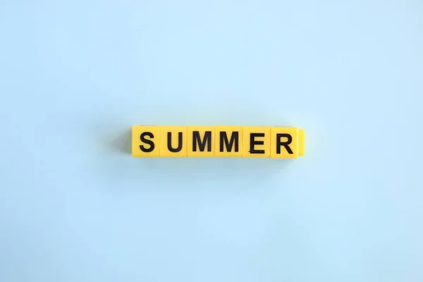 Verão, letras em letras amarelas sobre um fundo azul — Fotografia de Stock