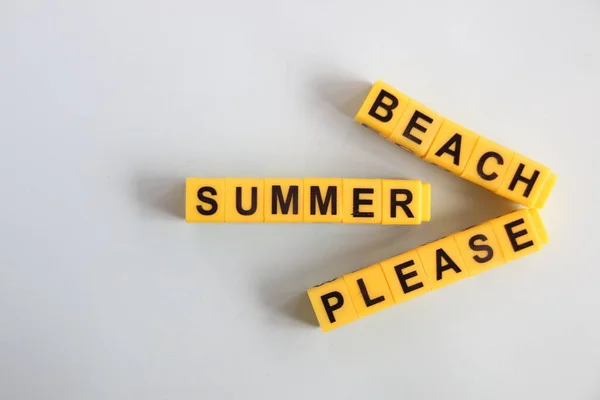 Playa de verano por favor concepto de letras en letras amarillas —  Fotos de Stock
