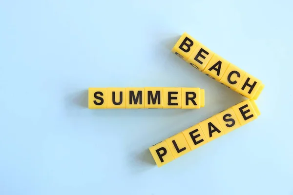Playa de verano por favor el concepto de letras en letras amarillas sobre un fondo azul —  Fotos de Stock