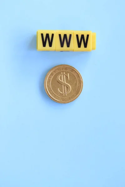 Negocio en línea, inscripción de cubos amarillos sobre un fondo azul — Foto de Stock
