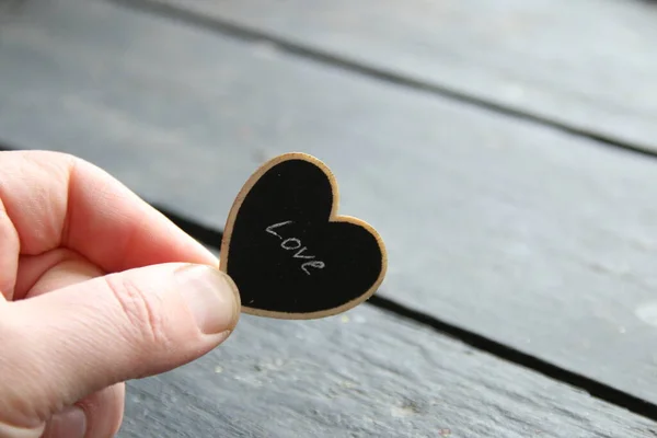 Aşk fikri, el yazması bir kalp şeklinde bir işaret tutar. — Stok fotoğraf