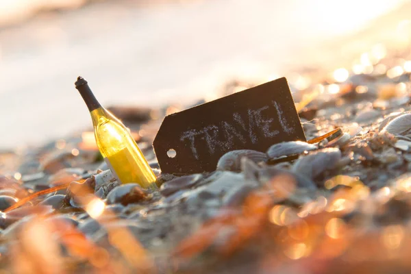 Viajar. Un plato con la inscripción en una hermosa playa . — Foto de Stock