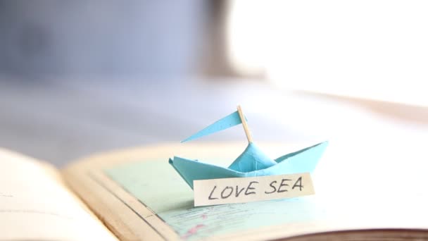 Love Sea. Barco de papel no mapa e inscrição . — Vídeo de Stock