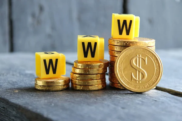 Concepto creativo de negocio en línea, monedas de oro y letras — Foto de Stock