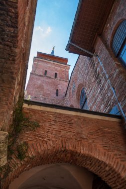 Tuğla mimarisi, Osmanlı minaresi, kemer yolu, pencere ve gökyüzü manzaralı tarihi Arap Camii Kulesi, antik İslam mirası