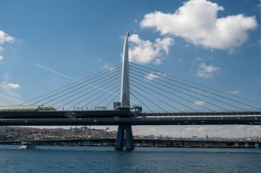 İstanbul 'un Eminn Golden Horn semtinde yer alan Golden Horn Metro Köprüsü' nün çeşitli mimari görüşleri ve perspektifleri, kablo destekli tasarım ve mühendislik yapısı.