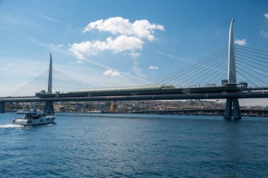 İstanbul 'un Eminn Golden Horn semtinde yer alan Golden Horn Metro Köprüsü' nün çeşitli mimari görüşleri ve perspektifleri, kablo destekli tasarım ve mühendislik yapısı.
