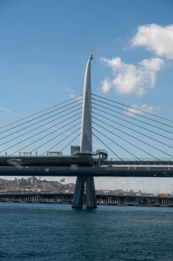 İstanbul 'un Eminn Golden Horn semtinde yer alan Golden Horn Metro Köprüsü' nün çeşitli mimari görüşleri ve perspektifleri, kablo destekli tasarım ve mühendislik yapısı.