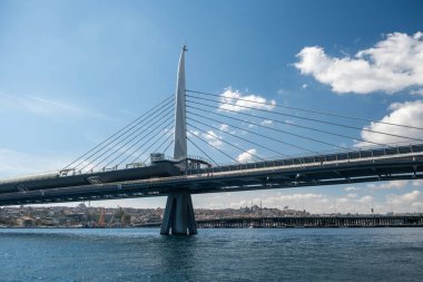 İstanbul 'un Eminn Golden Horn semtinde yer alan Golden Horn Metro Köprüsü' nün çeşitli mimari görüşleri ve perspektifleri, kablo destekli tasarım ve mühendislik yapısı.