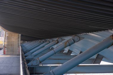 İstanbul 'un Eminn Golden Horn semtinde yer alan Golden Horn Metro Köprüsü' nün çeşitli mimari görüşleri ve perspektifleri, kablo destekli tasarım ve mühendislik yapısı.