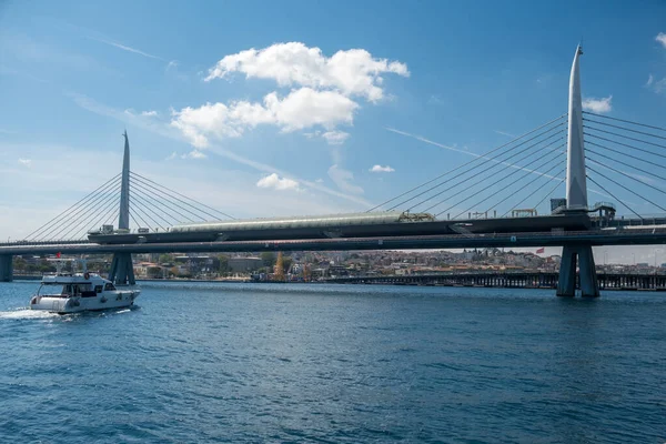 İstanbul 'un Eminn Golden Horn semtinde yer alan Golden Horn Metro Köprüsü' nün çeşitli mimari görüşleri ve perspektifleri, kablo destekli tasarım ve mühendislik yapısı.