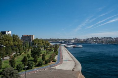 Karaky 'den Altın Boynuz rıhtım manzaralı Sleymaniye Camii, Eminn ilçesi silueti, tarihi İstanbul yarımadası, yeşil parkı ve tekneleri olan Türkiye