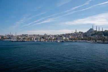 Sleymaniye Camii ve İstanbul şehir manzarası İstanbul Boğaz sularından parlak güneş ışığı yansımaları, tarihi Osmanlı mimarisi, Türkiye