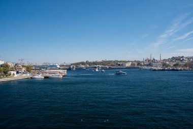 Karaky perspektifinden yolcu feribotları ve tekneleriyle Haliç, tarihi ufuk çizgisine sahip İstanbul deniz taşımacılığı merkezi, Türkiye