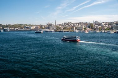 Karaky perspektifinden yolcu feribotları ve tekneleriyle Haliç, tarihi ufuk çizgisine sahip İstanbul deniz taşımacılığı merkezi, Türkiye
