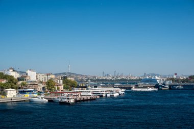 Karaky perspektifinden yolcu feribotları ve tekneleriyle Haliç, tarihi ufuk çizgisine sahip İstanbul deniz taşımacılığı merkezi, Türkiye